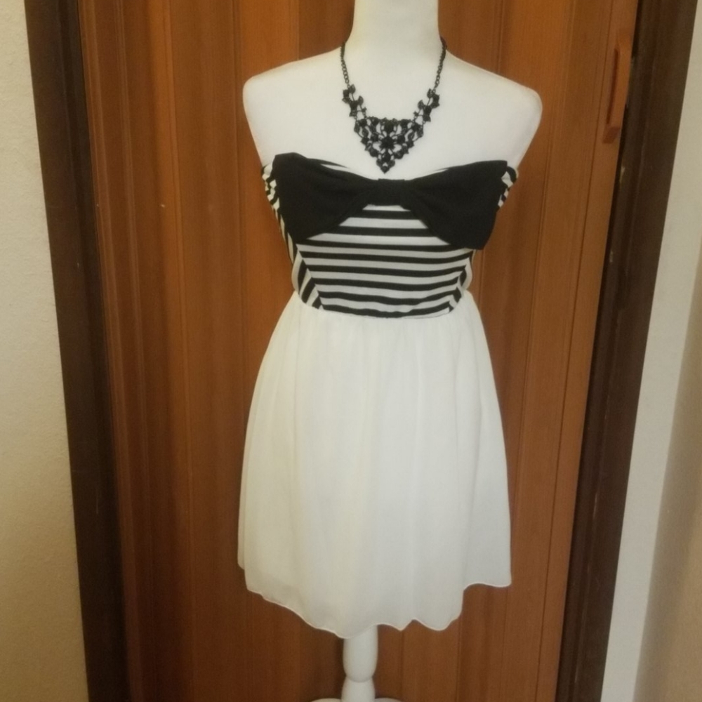 NEW MODE WHITE AND BLACK STRIPE DRESS